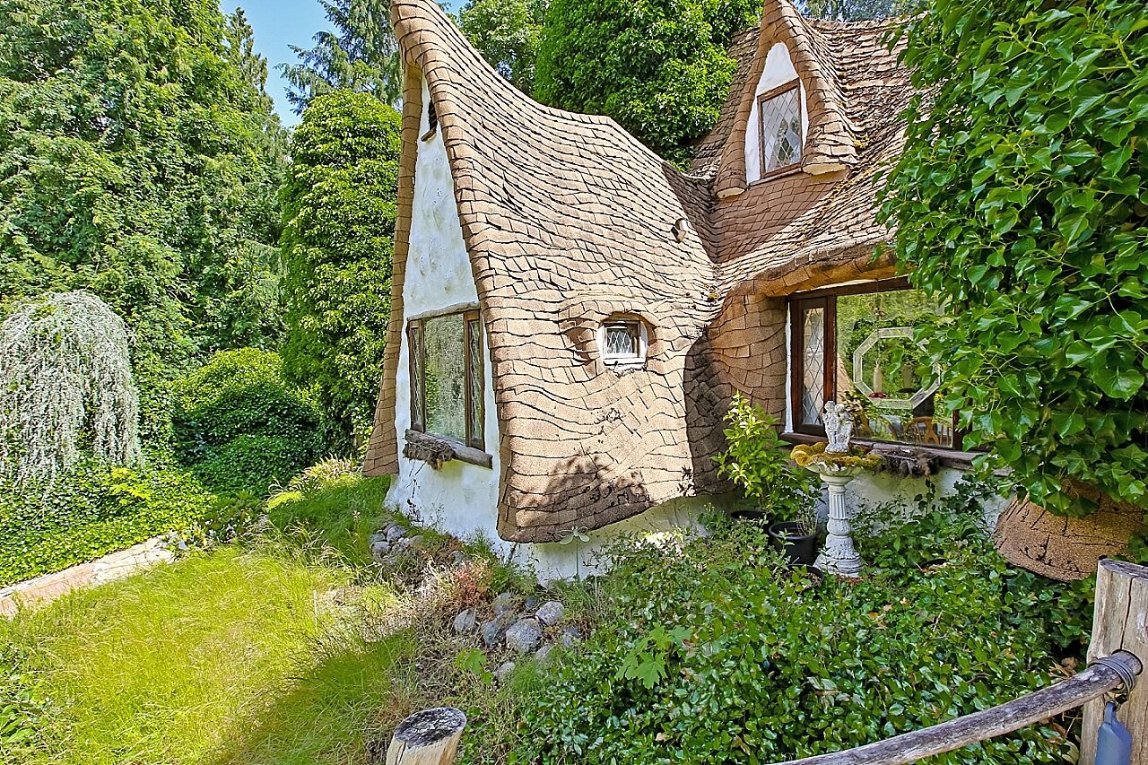 A Magical "Lord Of The Rings" Style House Has Gone On Sale. Inside It's