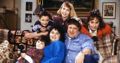 Cast of Roseanne on the couch