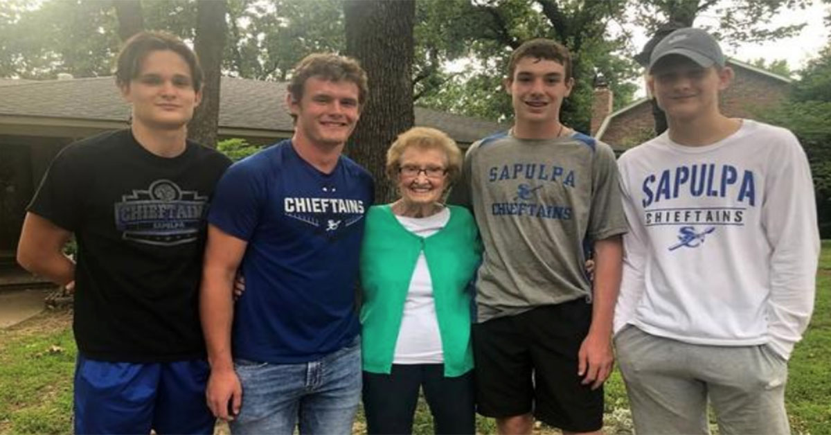 Four Teens Bravely Rush Into Burning Building To Rescue 90 Year Old Woman