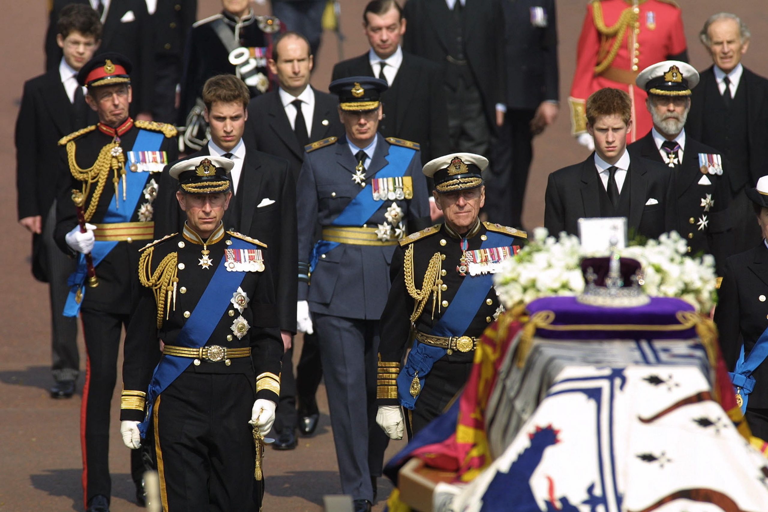 the coffin carrying the queen mother departs from st james news photo 1602863811 scaled